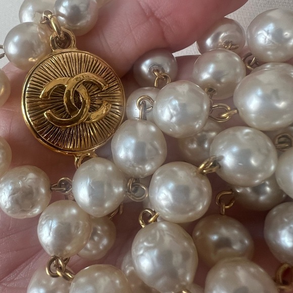 CHANEL Vintage Gold CC Medallion Coin Faux Pearl Necklace - Picture 4 of 11